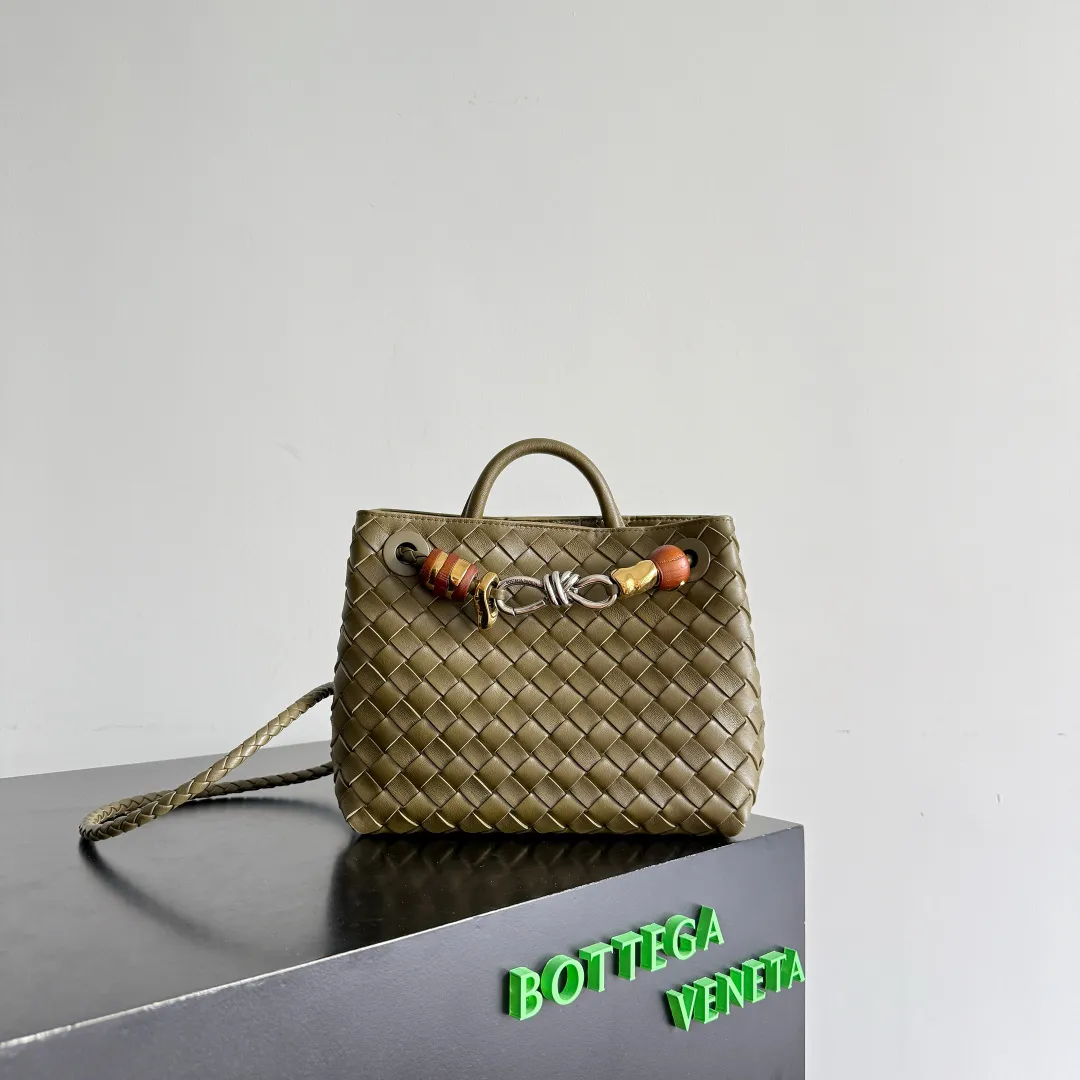 The new Andiamo batch of 3060 BV is shipped‼ ️The classic intercciato weaving process is used to create a soft bag, the metal knot is made of micro-cast aluminum using jewelry technology🪢, and the decorative beads are made of metal and hand-polished oak, allowing you to jump repeatedly between elegance and fun💃, making it unpredictable. Classic and versatile, it shows off your temperament, and the bag has a large capacity, making it very convenient for daily commuting! It has a variety of carrying methods, the shoulder straps can be adjusted by yourself, the original lambskin feels soft and delicate, and the unisex style breaks gender boundaries and brings a more practical and long-lasting use experience. The Andiamo, which has both elegant and casual styles, perfectly interprets the "fashionable old money style". Style number: 743568+wood hardware Color: earthy brown silver buckle Size: 25*22*10.5cm